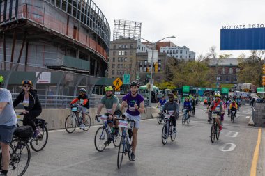 Motosikletlilerin Staten Island, ABD 'deki Beş Boro Bisiklet turuna katıldığı yakın çekim.