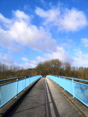 Oerlinghausen, Almanya 'da mavi parmaklıklı yaya köprüsü.