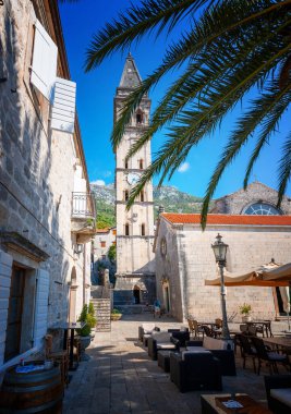 Karadağ 'ın Perast kentindeki Aziz Niklas kilisesinin dikey çekimi