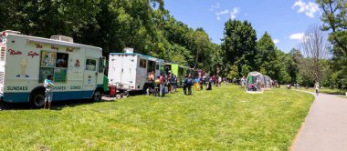 Güneşli bir günde Prospect Park Brooklyn 'de düzenlenen 13. Haziran kutlamasında bir kalabalık.