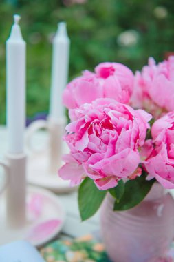 Vazodaki güzel pembe şakayıkların dikey yakın çekimi.