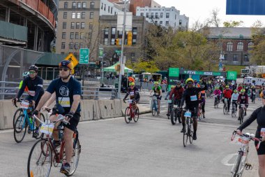 Motosikletlilerin Staten Island, ABD 'deki Beş Boro Bisiklet turuna katıldığı yakın çekim.