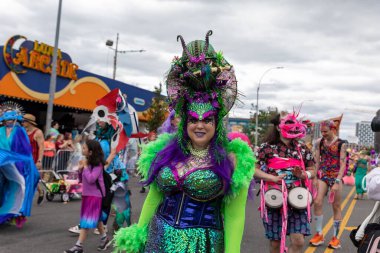 Brooklyn sokaklarındaki kalabalık Coney Adası Deniz Kızı Geçidi 'nin 40. yıldönümünü kutluyor.