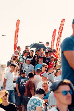 Romanya 'nın Sibiu kentinde düzenlenen Red Bull Romaniac yıllık yarışında bir grup taraftar görülüyor.