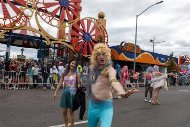 Bulutlu bir sabahta ünlü Coney Adası Denizkızı Geçidi