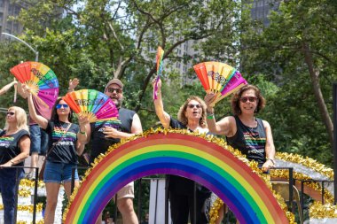 New York City, ABD 'de 2021 sayılı Onur Yürüyüşü' nü kutlayan insanlar