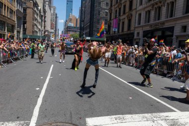 New York City, ABD 'de 2022 sayılı Onur Yürüyüşü' nü kutlayan insanlar