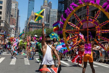 İnsanlar NYC Onur Yürüyüşü 'ne katılıyor.