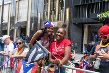 Porto Riko Günü Geçit Töreni 'ni New York City sokaklarında kutlayan kalabalık.