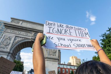 Washington Square Park 'ta yürüyüş yapan protestocular, Anayasa Mahkemesi' nin Roe v. Wade davasını bozmasının ardından...