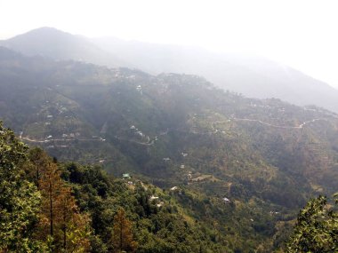 Himalayalar 'da derin bir vadisi olan dağ manzarası