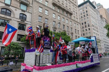 Manhattan sokaklarındaki kalabalık Porto Riko Günü Geçidi 'ni kutluyor.