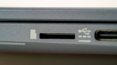 Not defteri SD kart girdisinin yakın plan görüntüsü