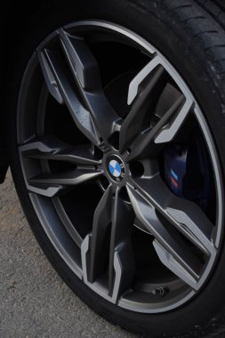 Romanya 'nın Brasov kentinde bir BMW lastiğinin dikey yakın çekimi