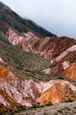 Quebrada de Humahuaca 'nın kuzeybatı Arjantin' deki Jujuy eyaletinde güzel bir manzarası var.
