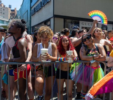 26 Haziran 2022 'de New York' ta yürüyüş yapan neşeli insanlar.