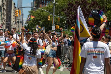 New York City, ABD 'de 2022 sayılı Onur Yürüyüşü' nü kutlayan insanlar