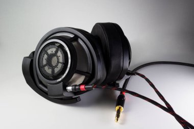 Sennheiser HD800S Audiophile kulaklıklarının özel kablo ve Dekoni Sheepskin Pads ile yakın plan çekimi.