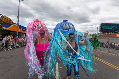 Brooklyn sokaklarındaki kalabalık Coney Adası Deniz Kızı Geçidi 'nin 40. yıldönümünü kutluyor.