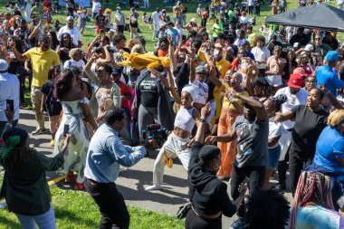 Güneşli bir günde Prospect Park Brooklyn 'de düzenlenen 13. Haziran kutlamasında bir kalabalık.