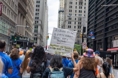 Silahları protesto eden büyük bir kalabalık. Brooklyn 'deki Cadman Plaza' dan Brooklyn Köprüsü üzerinden New York 'a yürüyorum.