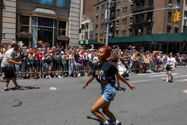 New York City, ABD 'de 2022 sayılı Onur Yürüyüşü' nü kutlayan insanlar