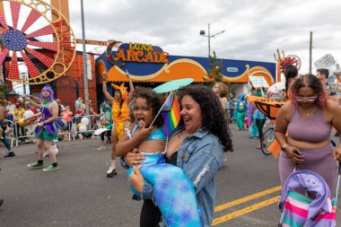Brooklyn sokaklarındaki kalabalık Coney Adası Deniz Kızı Geçidi 'nin 40. yıldönümünü kutluyor.