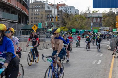 Motosikletlilerin Staten Island, ABD 'deki Beş Boro Bisiklet turuna katıldığı yakın çekim.