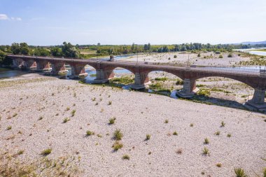 Uzun süredir yağmur yağmadığı için Po Nehri 'nde görülmemiş bir kuraklık var. Verrua Savoia, İtalya