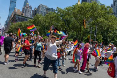 New York City, ABD 'de 2022 sayılı Onur Yürüyüşü' nü kutlayan insanlar