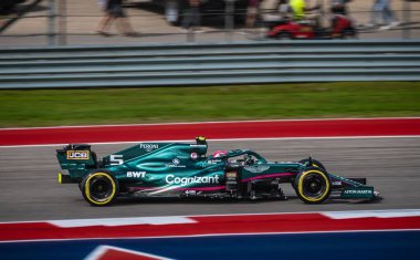 Hızlı bir F12021 USGP yarış arabası Austin TX pistinde Amerika Birleşik Devletleri Kalifiye Günü sırasında