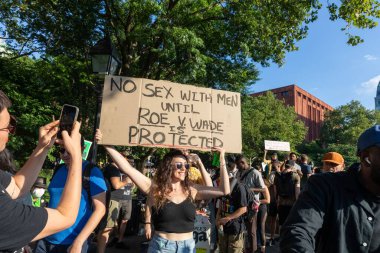 Washington Square Park 'ta yürüyüş yapan protestocular, Anayasa Mahkemesi' nin Roe v. Wade davasını bozmasının ardından...