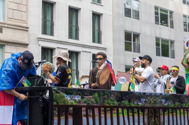 Manhattan sokaklarındaki kalabalık Porto Riko Günü Geçidi 'ni kutluyor.