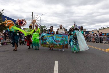 Brooklyn sokaklarındaki kalabalık Coney Adası Deniz Kızı Geçidi 'nin 40. yıldönümünü kutluyor.