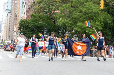 New York City, ABD 'de 2021 sayılı Onur Yürüyüşü' nü kutlayan insanlar