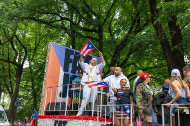 Bir sürü insan Porto Riko Günü Geçidi 'ni kutluyor.