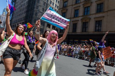 26 Haziran 2022 'de New York' ta yürüyüş yapan neşeli insanlar.