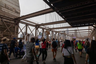 Silahları protesto eden büyük bir kalabalık. Brooklyn 'deki Cadman Plaza' dan Brooklyn Köprüsü üzerinden New York 'a yürüyorum.