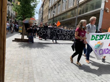 Sokaklarda sosyal talepleri protesto eden bir kalabalık