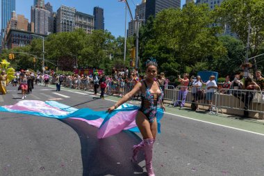New York City, ABD 'de 2022 sayılı Onur Yürüyüşü' nü kutlayan insanlar