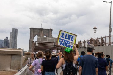 Silahları protesto eden büyük bir kalabalık. Brooklyn 'deki Cadman Plaza' dan Brooklyn Köprüsü üzerinden New York 'a yürüyorum.