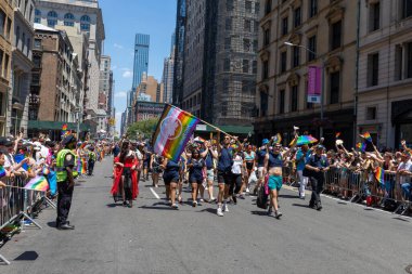 26 Haziran 2022 'de New York' ta yürüyüş yapan neşeli insanlar.