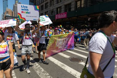 İnsanlar NYC Onur Yürüyüşü 'ne katılıyor.