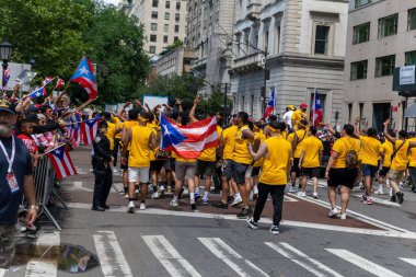 Porto Riko Günü Geçit Töreni 'ni New York City sokaklarında kutlayan kalabalık.