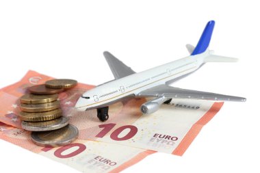 Avro banknotlarındaki bir uçak oyuncağı beyaz bir arkaplanda izole edilmiş - seyahat için tasarruf
