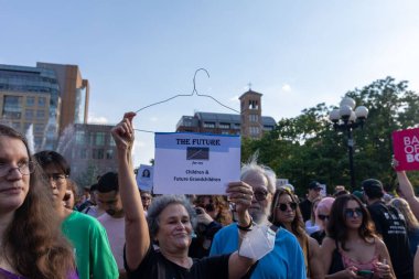 Washington Square Park 'ta yürüyüş yapan protestocular, Anayasa Mahkemesi' nin Roe v. Wade davasını bozmasının ardından...