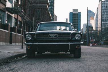 Klasik bir Ford Mustang 'in yatay resmi