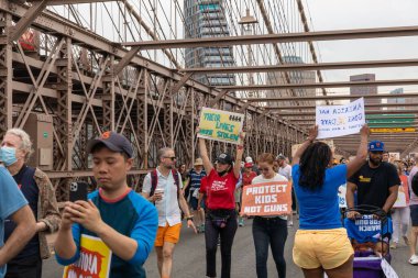 Silahları protesto eden büyük bir kalabalık. Brooklyn 'deki Cadman Plaza' dan Brooklyn Köprüsü üzerinden New York 'a yürüyorum.