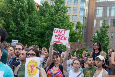 Protestocular, Anayasa Mahkemesi 'nin ABD' nin NYC eyaletindeki Washington Square Park 'ta Roe V. Wade' i devirmesinin ardından vücut özgürlüğüyle ilgili mukavva tabelalar tutuyorlar.