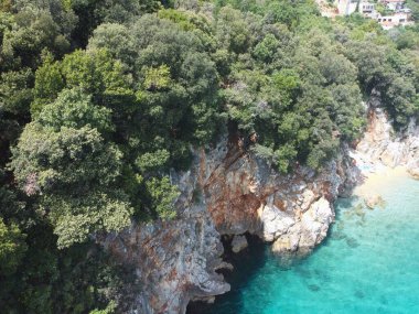 Uçurumun kenarındaki mavi deniz dalgalarının sakin manzarası.